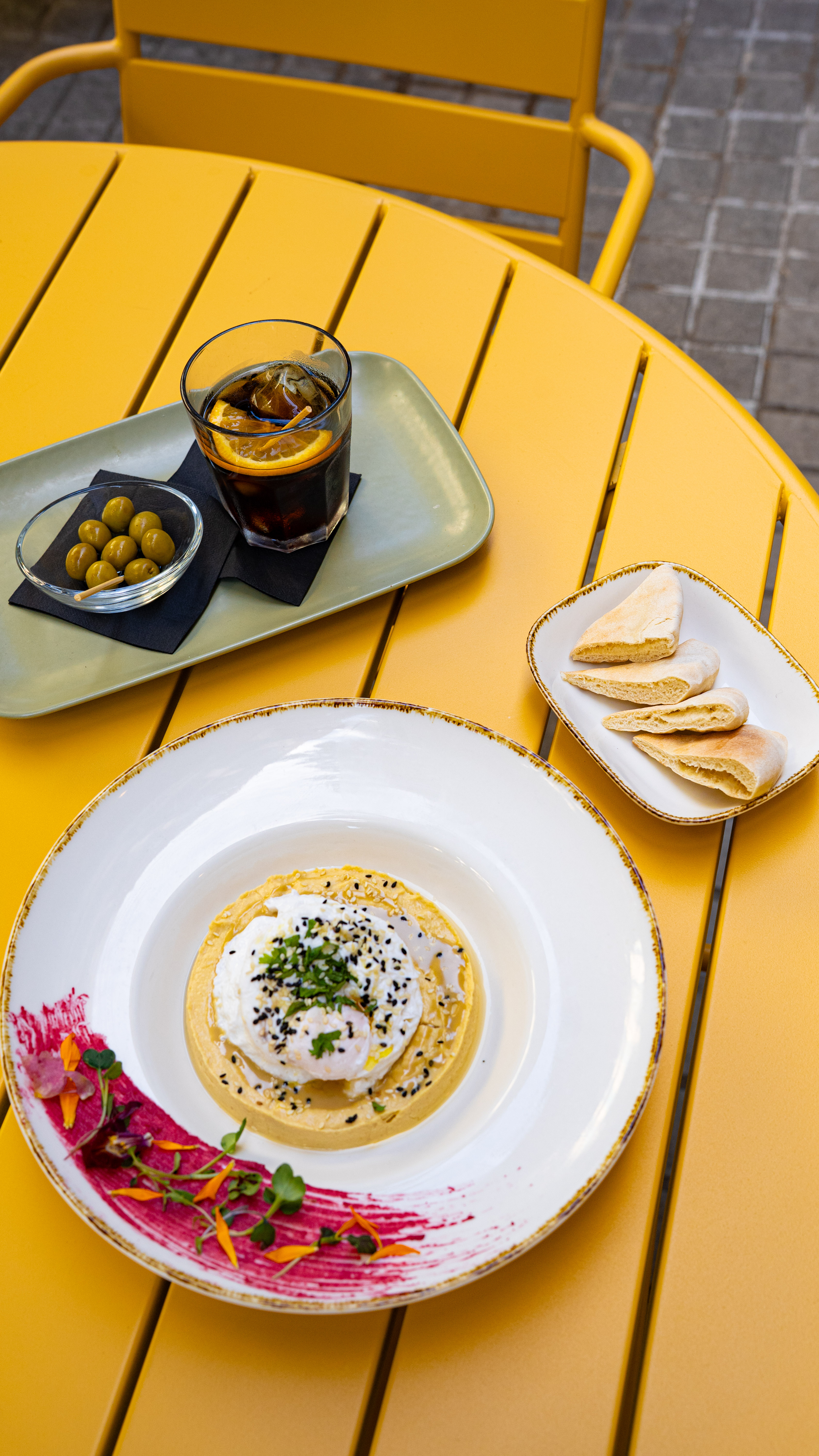 Mesa de brunch en Afecte con huevo poché y bebidas
