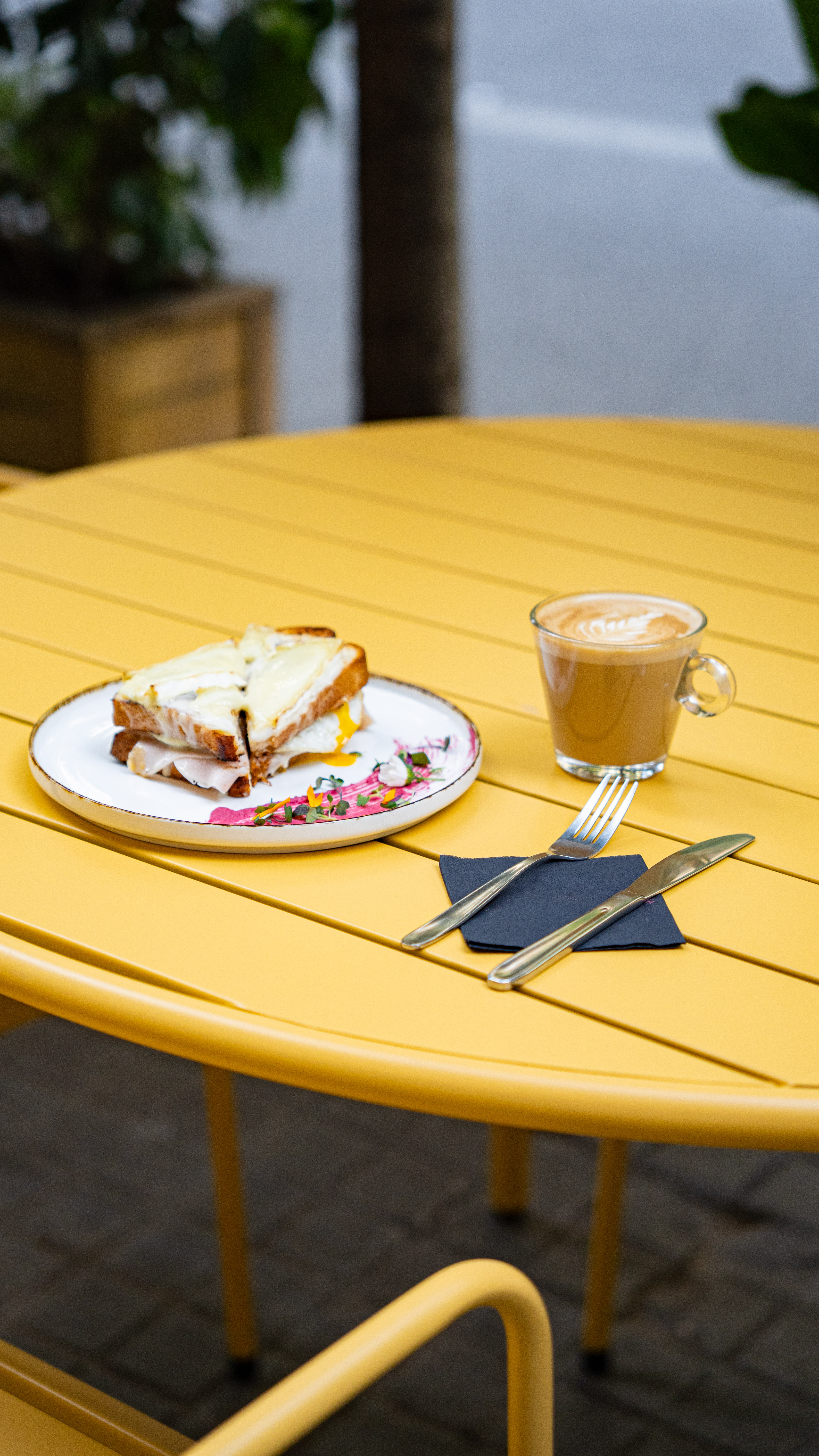 Mesa con sándwich y café en Afecte Brunch, ambiente cálido