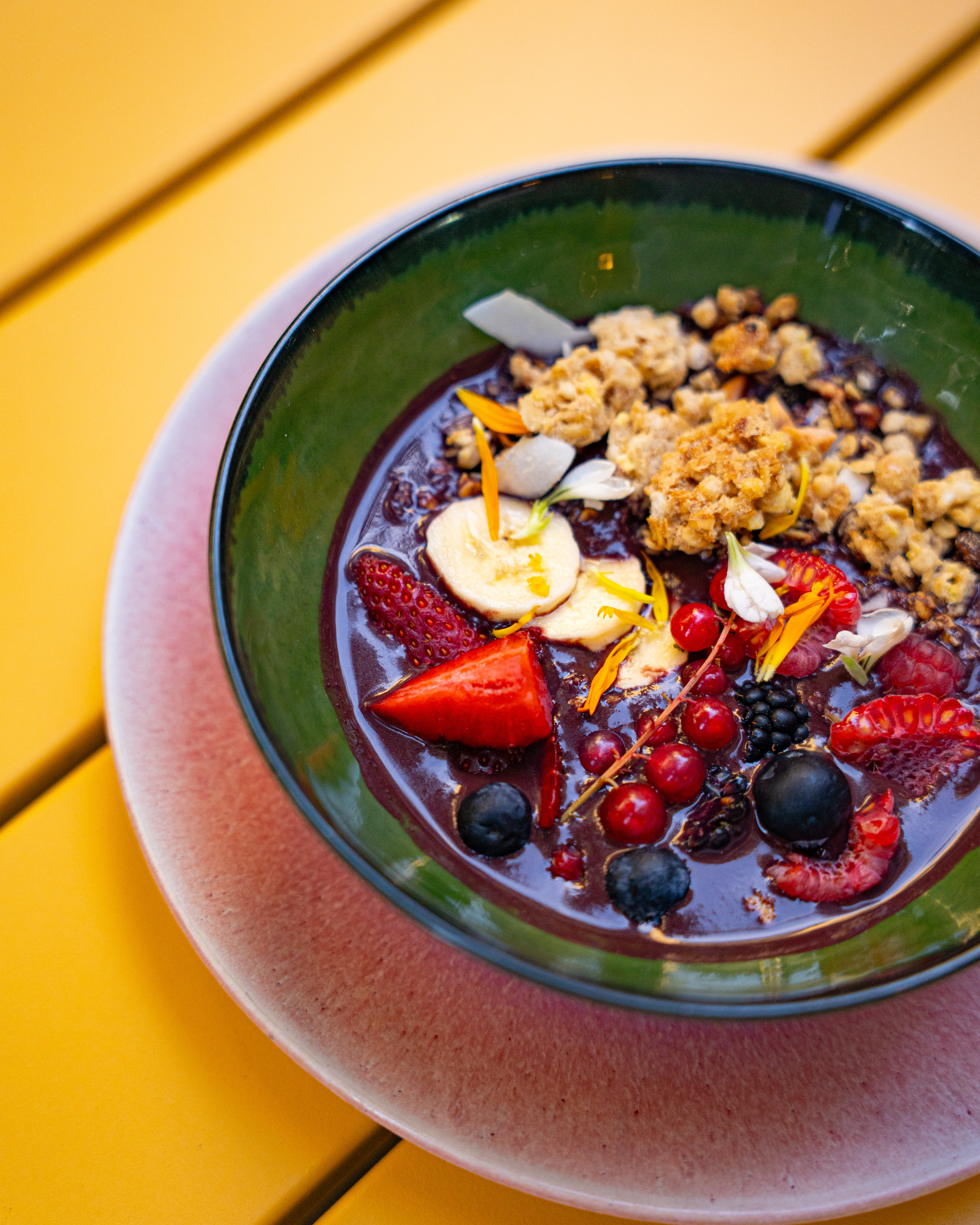 Bowl de açaí con frutas frescas en Afecte Brunch