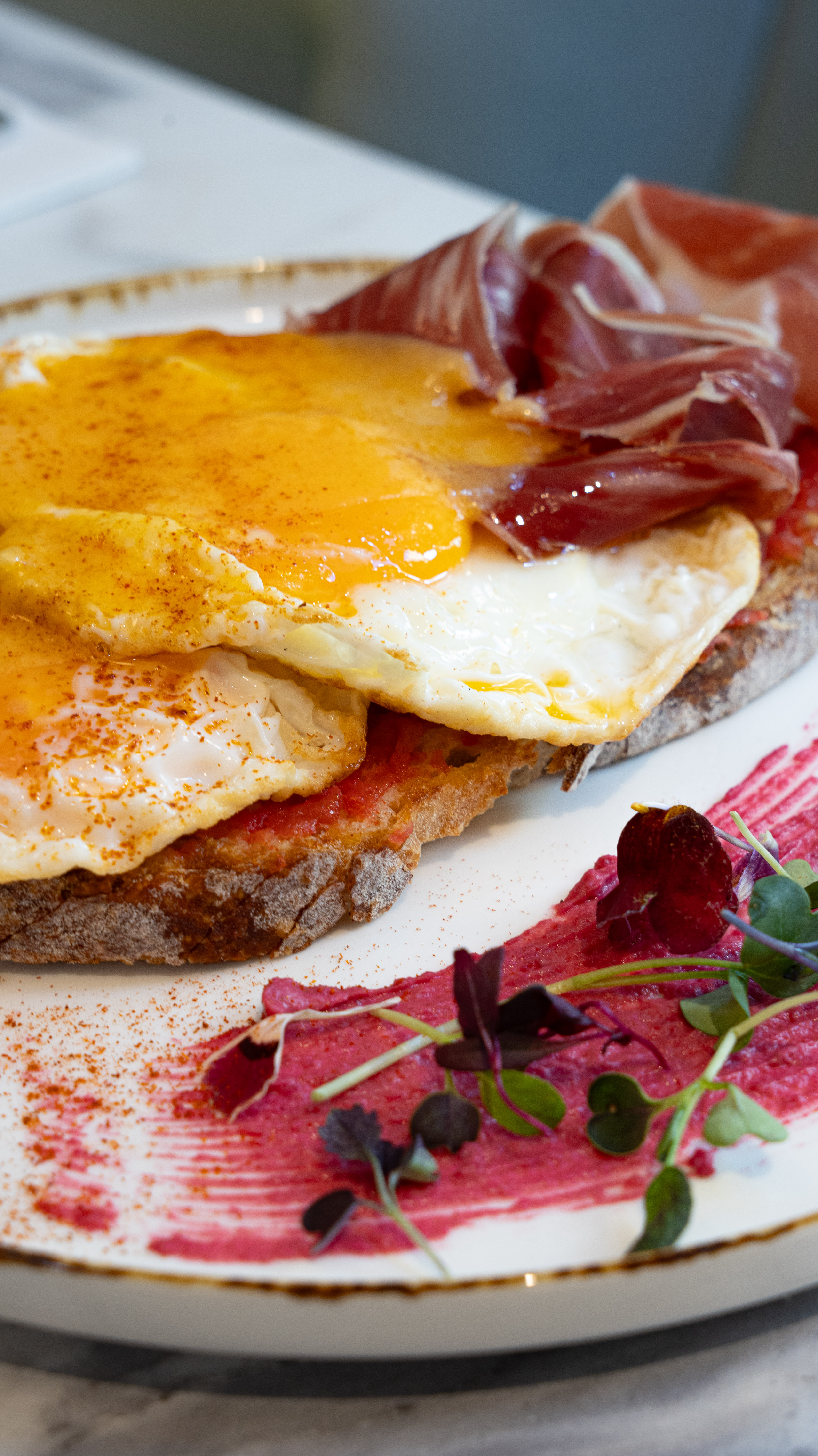 Huevo con jamón sobre tostada artesanal en Afecte Brunch
